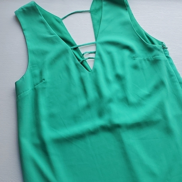 Love Riche Dresses & Skirts - Love Riche Deep V-Neck Kelly Green Shift Dress M